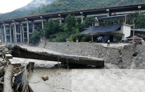 汉中市略阳县再遭暴雨，上万村民连夜转移